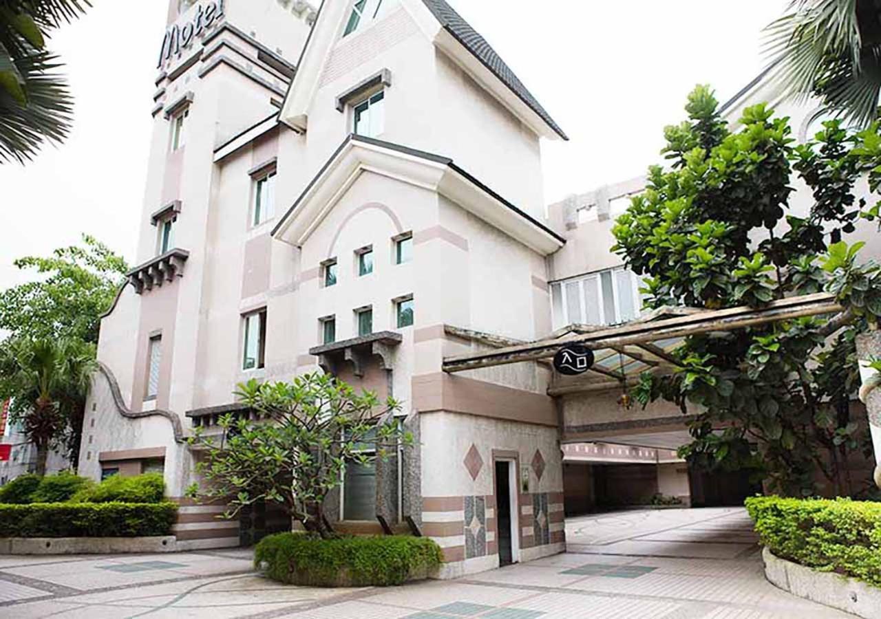 御宿Motel-建国馆 高雄 外观 照片